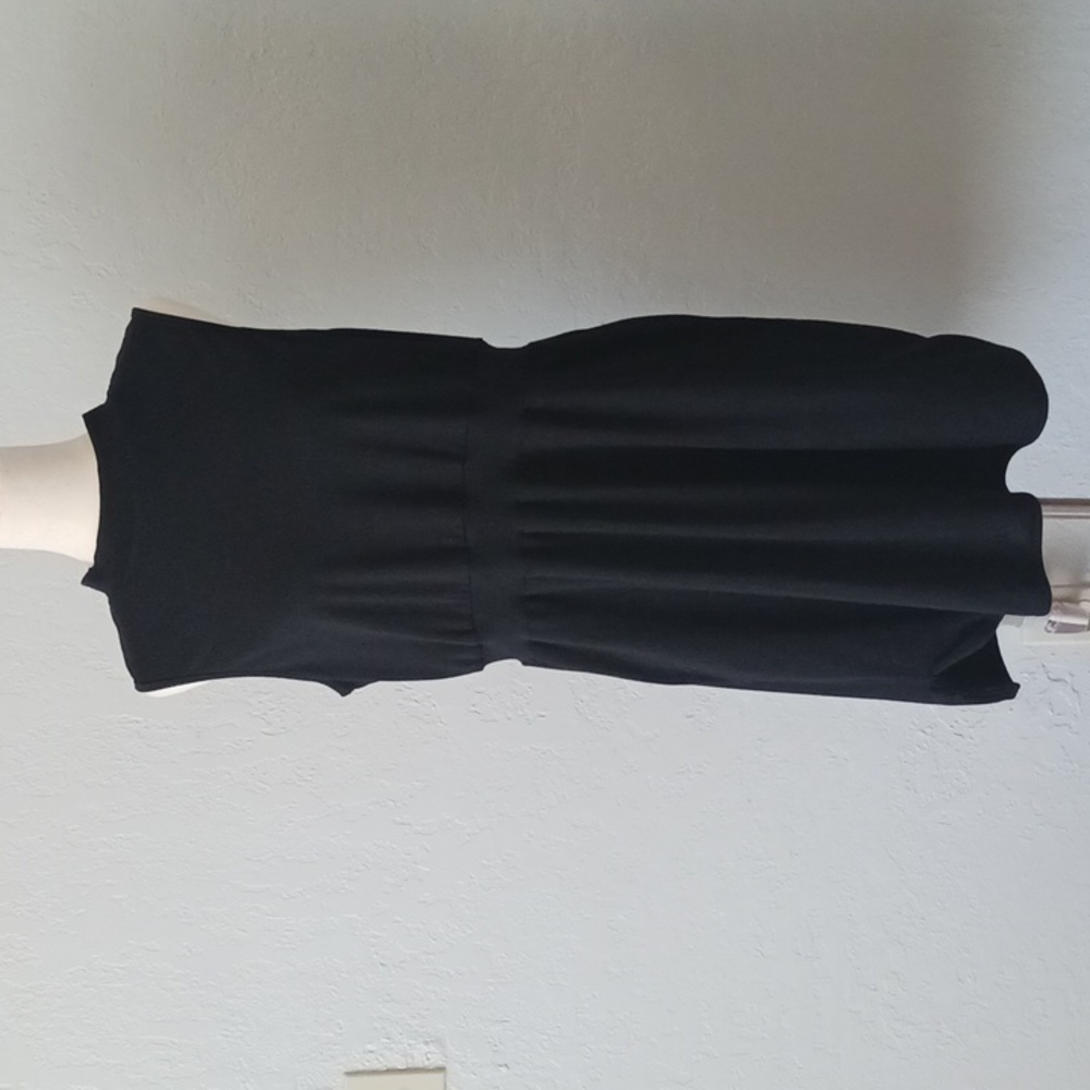Black sleeveless dress